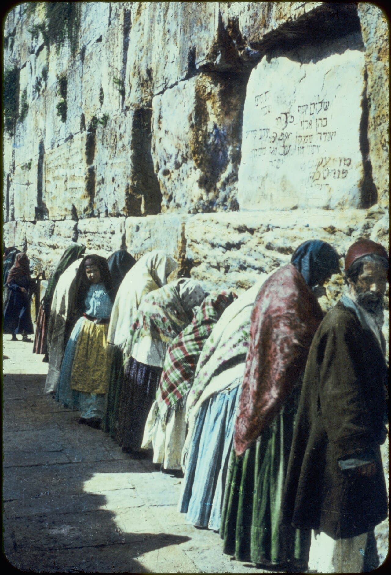 "מנחה, מנחה לתפילה", כשהסוחרים בשוק עצרו הכול ופנו מזרחה