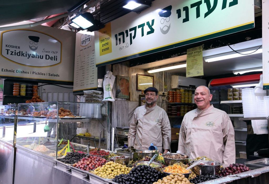 מחניודה של פעם, בשביל העולם של מחר: יגאל עמדי וירון צדקיהו מעבירים את סיפור השוק הלאה